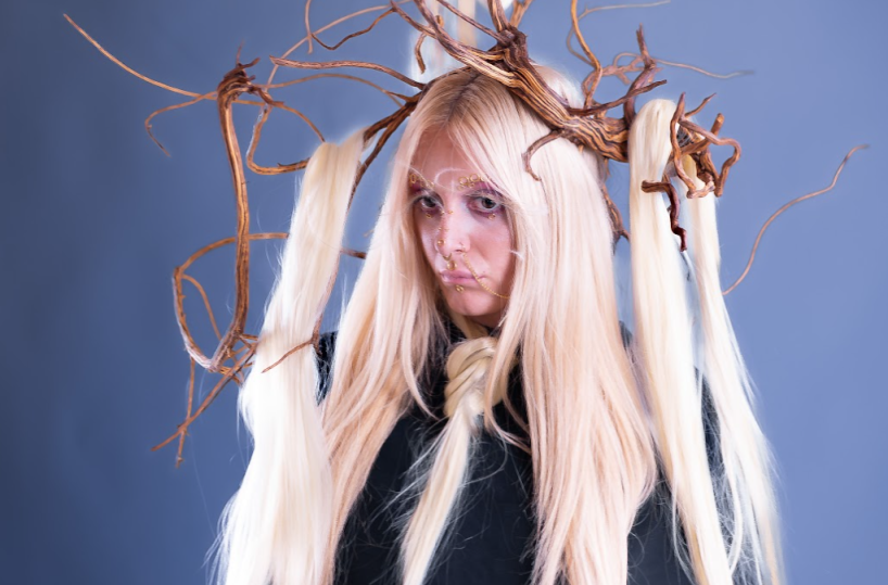 NON TOCCARE Artefatta pubblica &laquo;Deperita&raquo;: l&rsquo;alt-pop si fa organismo fragile tra cura e consumo