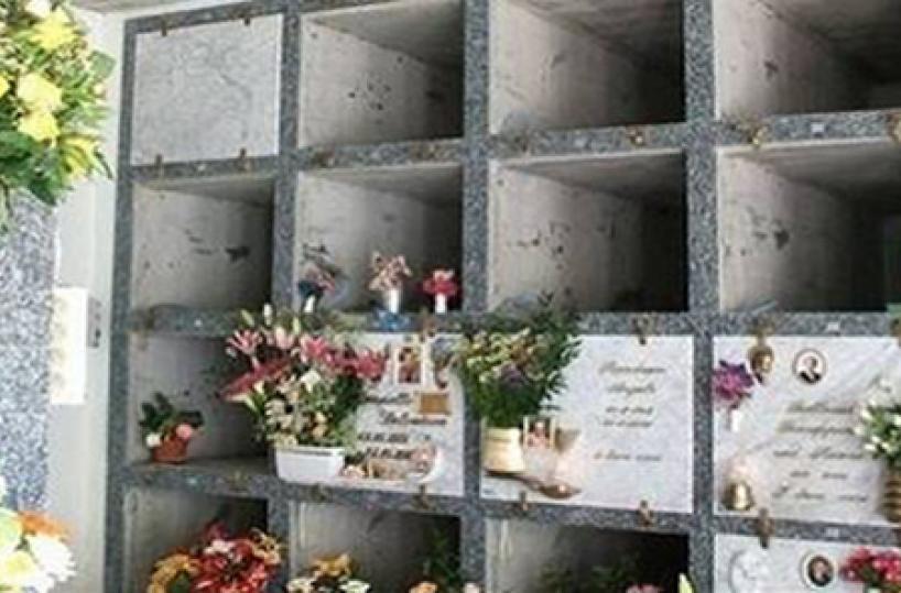 Taviano, profanano una tomba nella notte e rubano i gioielli dal collo della defunta: la donna era morta nel 2014