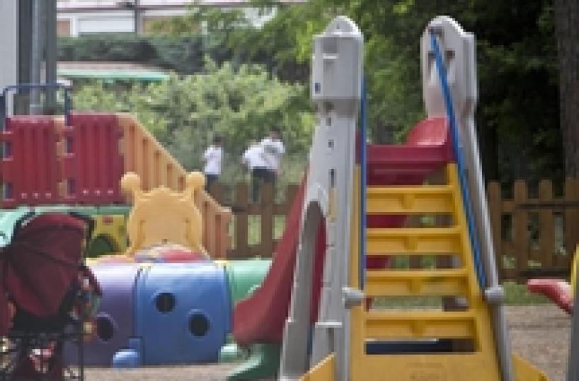 Percosse, offese e minacce a bimbi: arrestata educatrice
