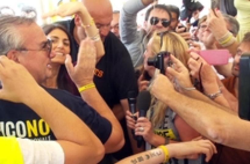 M5s: spintoni e cori contro giornalisti