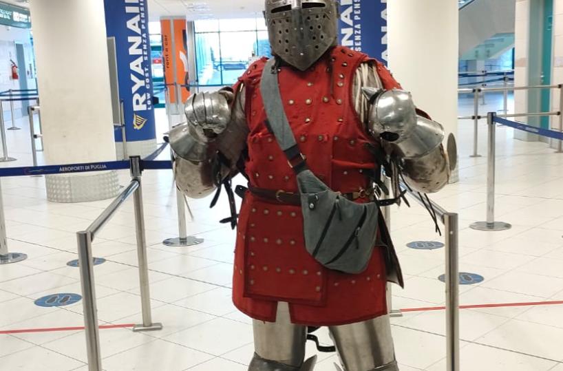 Bari, atterra in aeroporto indossando un'armatura da guerriero d'altri tempi