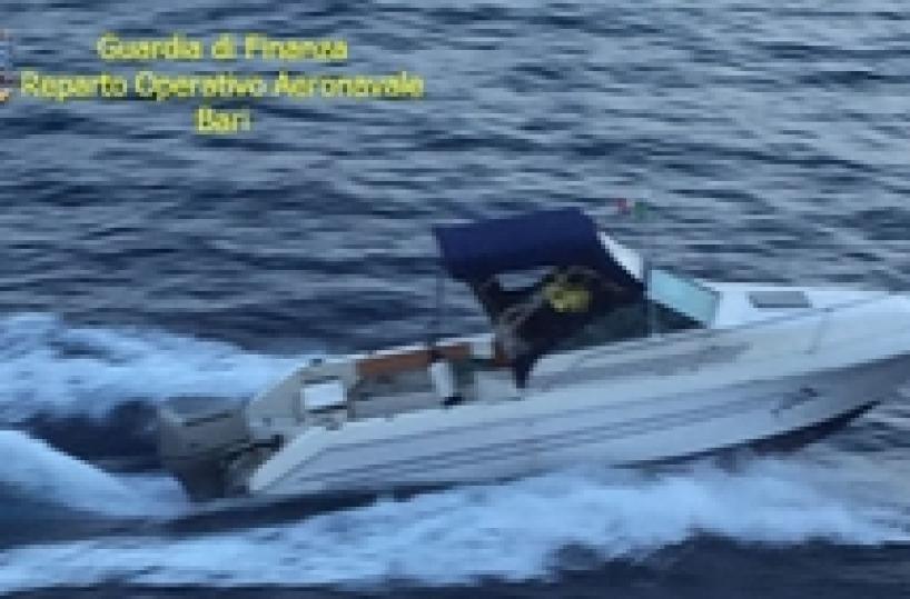 Lungo inseguimento in mare sequestrate 2 t di marijuana Avrebbero fruttato 20 mln