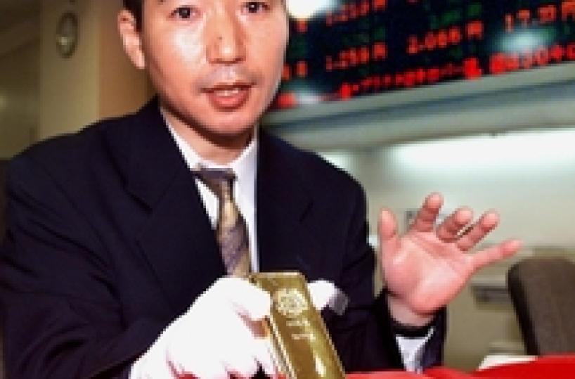 Oro: resta stabile sotto 1.600 dollari