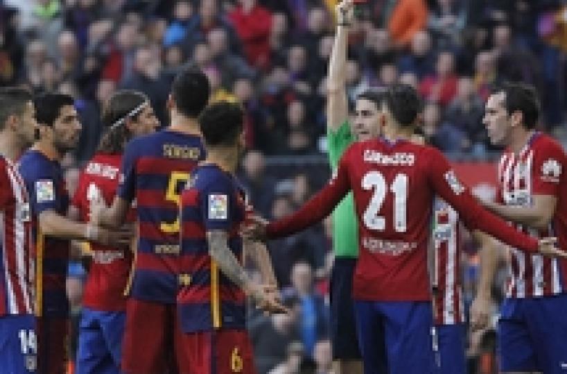 3 turni a Filipe Luis per fallo su Messi