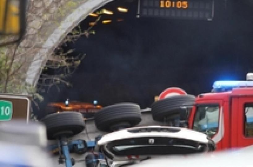Tir travolge operai in A10, due morti