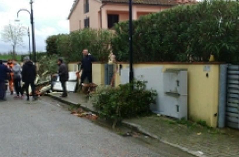 Tromba aria nel Pisano, chiuso cimitero