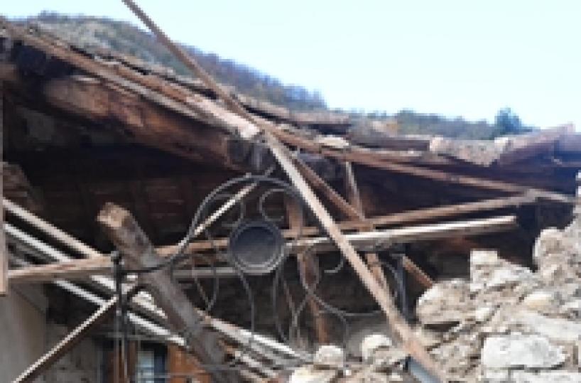 Pope 'close' to people hit by new quakes