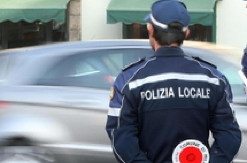Foggia, trova un portafogli con 500 euro e lo consegna ai vigili urbani