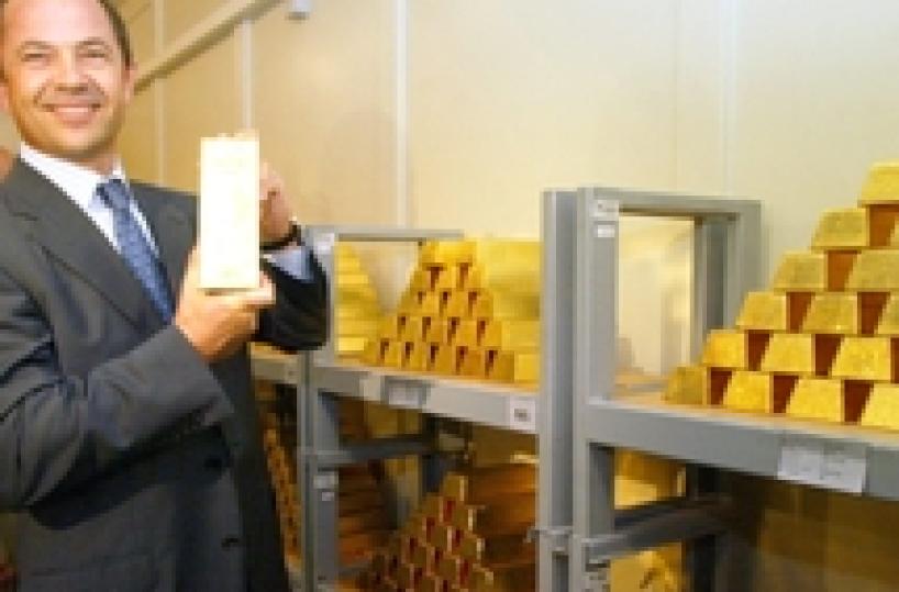 Oro: sale a 1.561,70 dollari