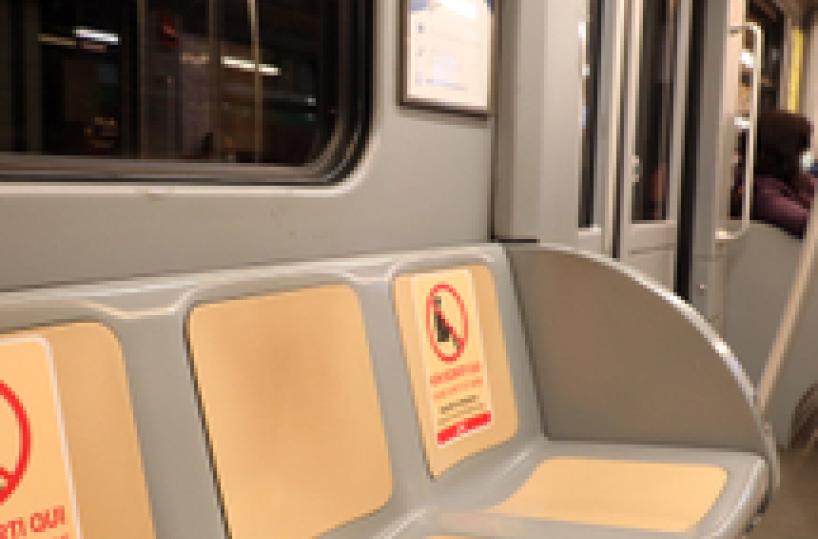 Cartelli distanziamento su metro Milano