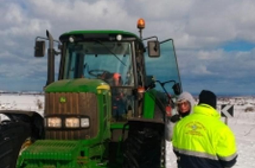 Neve: ostetrica in ospedale con trattore