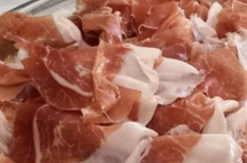 Foggia, vendevano in casa prosciutti e generi alimentari: 3 denunciati 