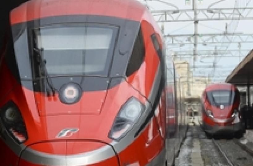 Un treno Av diretto a Lecce urta un mezzo da cantiere a Benevento, nessun ferito