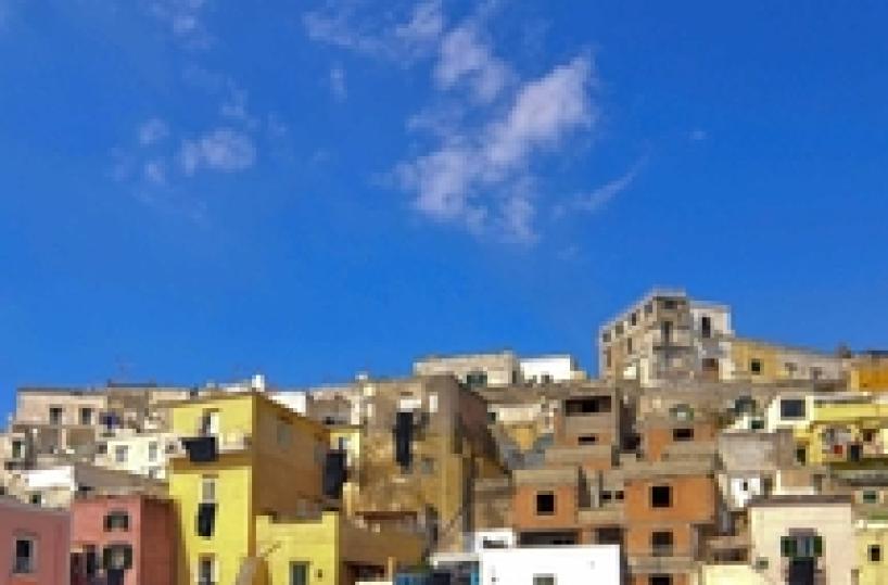 Procida, drappi neri su set "Il Postino"
