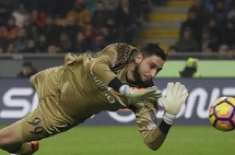 Soccer: Donnarumma signs for Milan until 2021 (3)