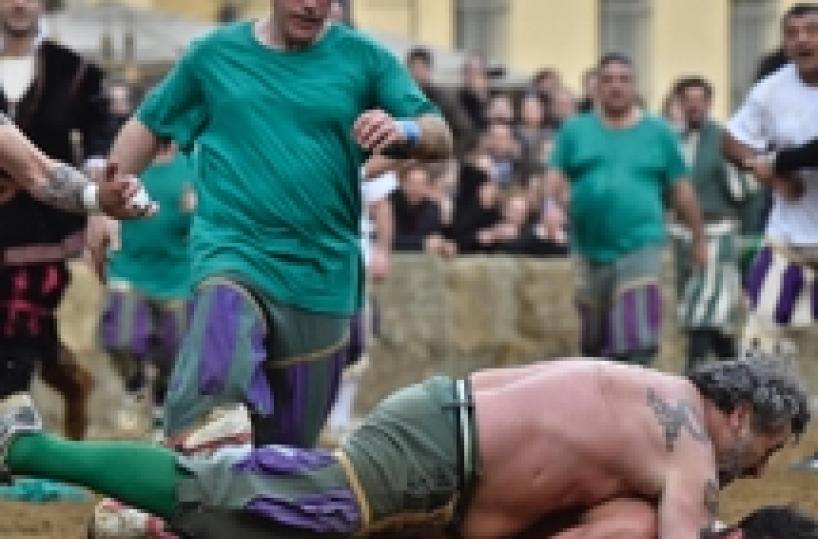 Una fase di gioco del Calcio Storico Fiorentino a Firenze