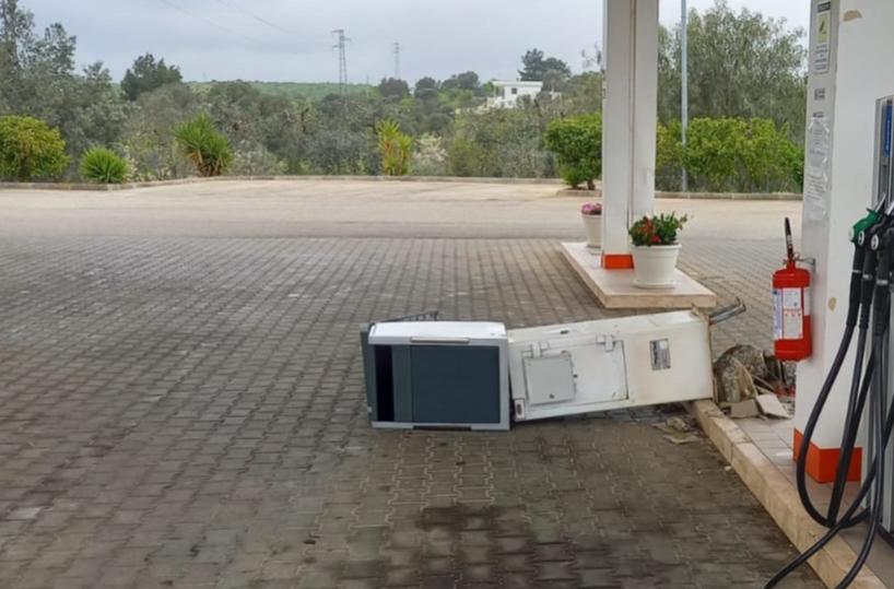 Brindisi, la colonnina abbattuta dai ladri