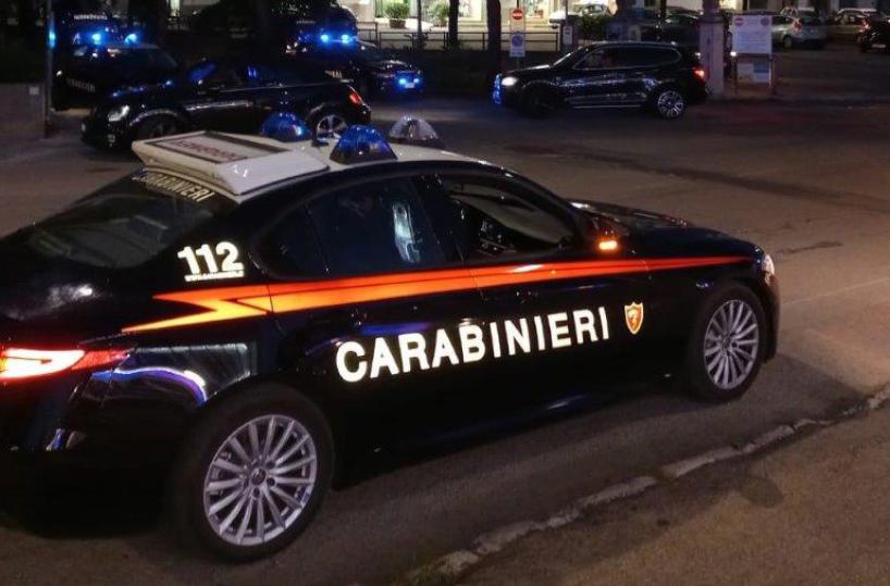 Rubano auto e speronano carabinieri nel Tarantino, denunciati tre minorenni