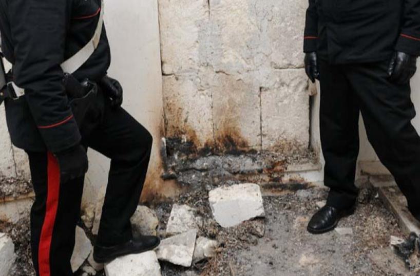 Statte, uccidono un cucciolo di cane a sassate, lo bruciano e diffondono il video sui social