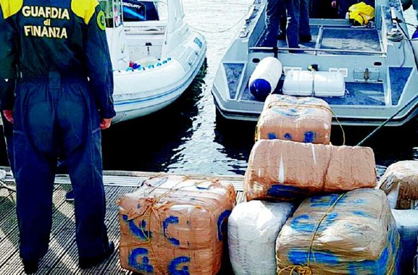 Sequestrati quattro quintali  di marijuana dalla Gdf  Tre scafisti in manette