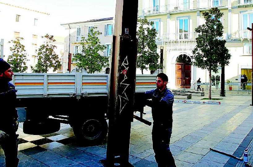 Capodanno in piazza saltano i pali di Gae Aulenti