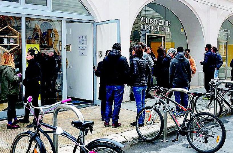 Al lavoro in bici o in autobus in arrivo i buoni di mobilità