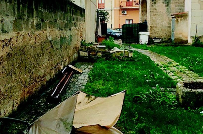 Palazzo Imperiali, «scoperta» una discarica oltre il cancello