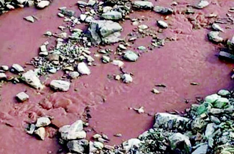 Calvello, acqua color porpora nel torrente
