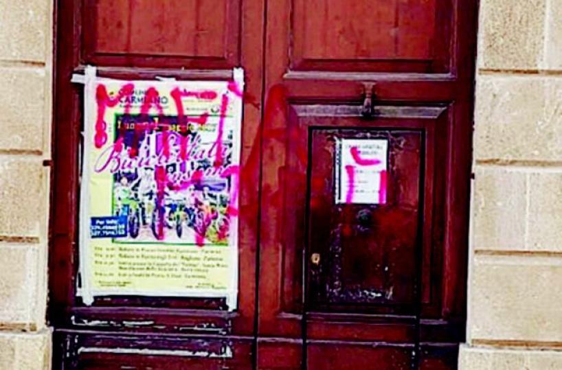 Carmiano, scritte sul portonedel Comune: caccia ai responsabili 