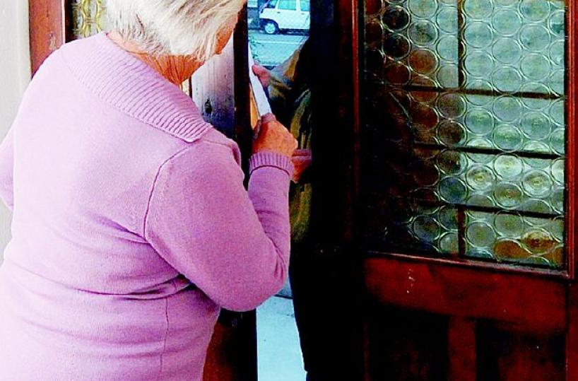 Accoltella pensionata per rubarle 100 euro