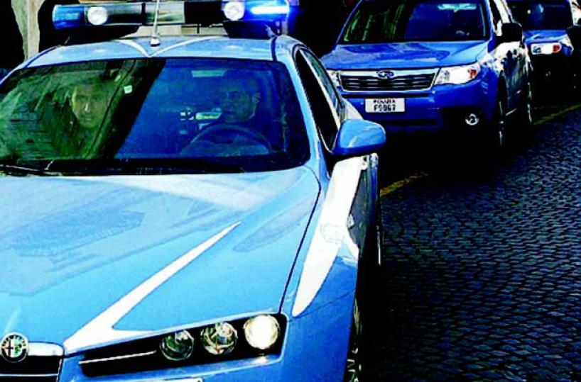 Turisti stranieri malmenati e rapinati riconoscono i tre individui, arrestati