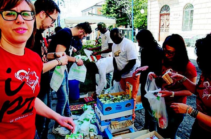Gli spiccioli trasformati in cibo ma anche buoni per libri di scuola
