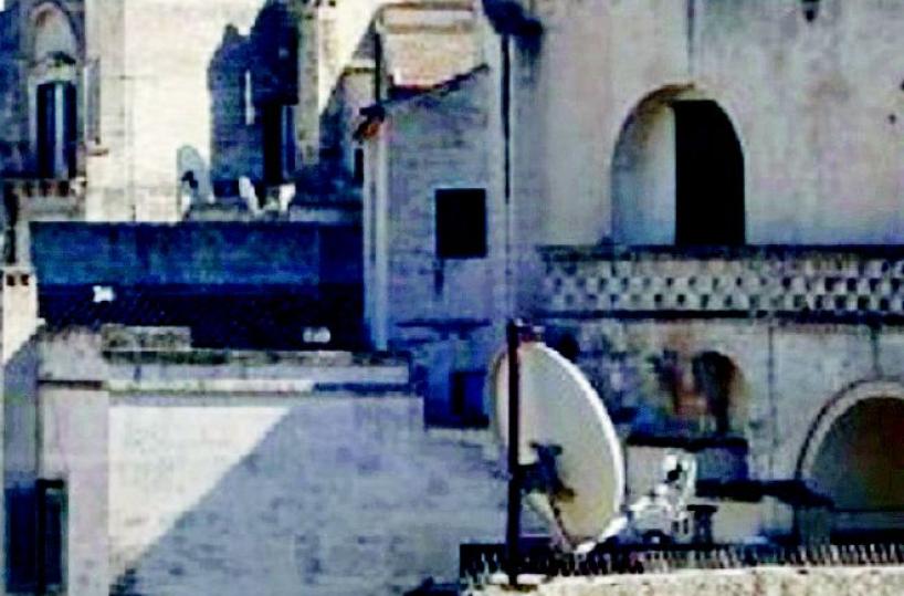 «Basta con le antenne deturpano i rioni Sassi»