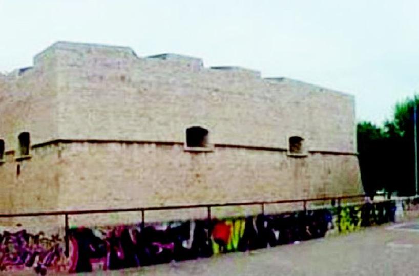 Vandali in azione indisturbati nei giardini del castello svevo