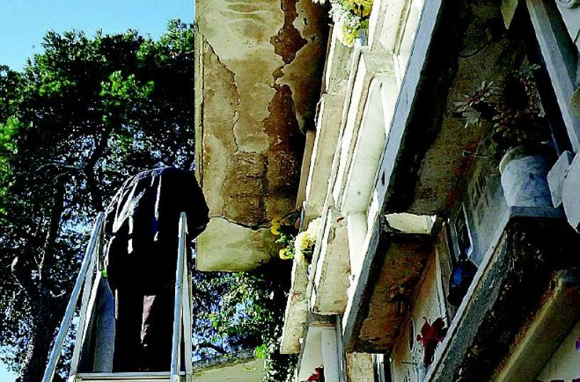 Cimitero monumentale i solai sono pericolanti