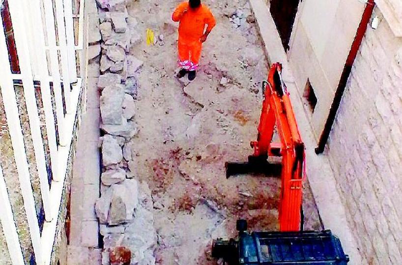 «Ferite» le basole della città vecchiaIl comitato cittadino lancia l'Sos