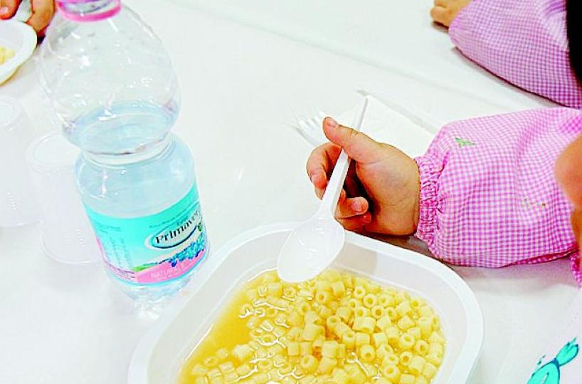 Calano le classi a tempo pieno per i costi del servizio mensa