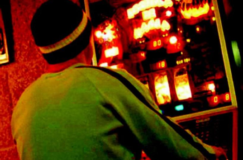 Denuncia la banca che ha rivelatoi dati al figlio ludopatico