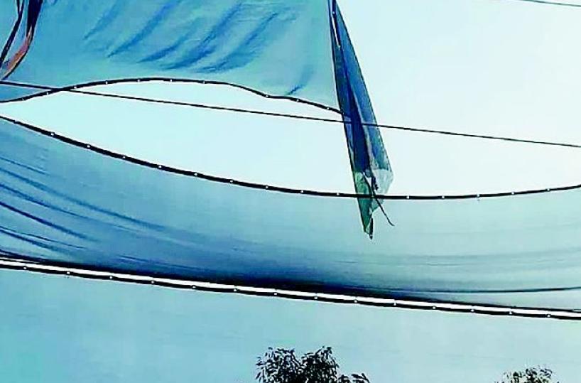  Taranto, il vento buca la barriera antipolvere