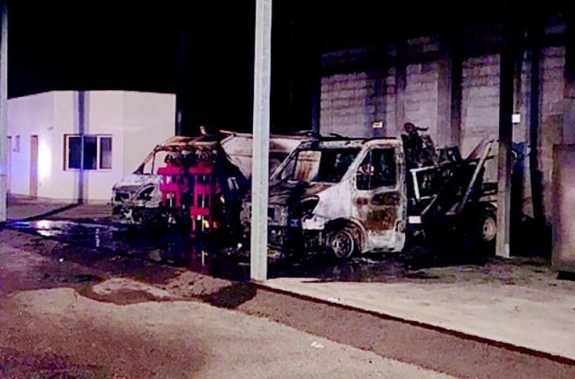 Sandonaci, a fuoco tre mezzidell'azienda dei rifiuti