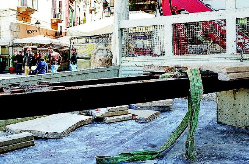 Bari, telecamere sulla colonna infame