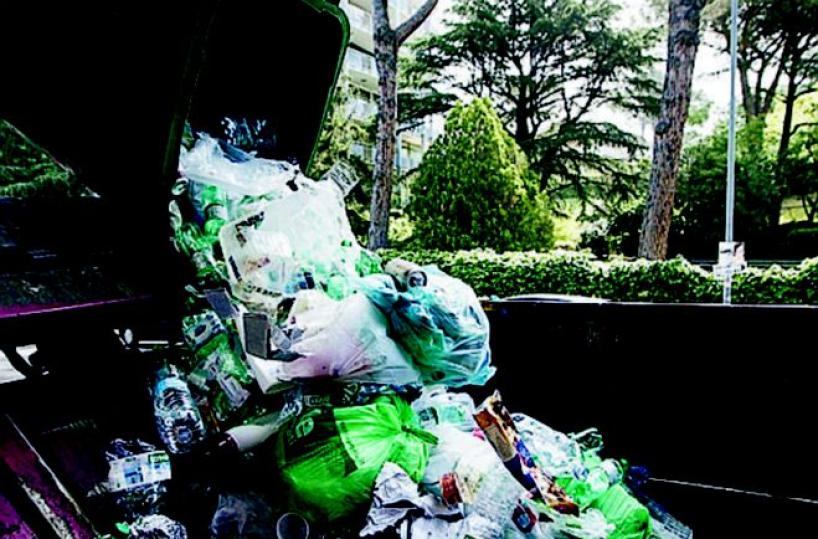 Rifiuti da Roma, solo per un mese Emiliano fa un favore alla Raggi 