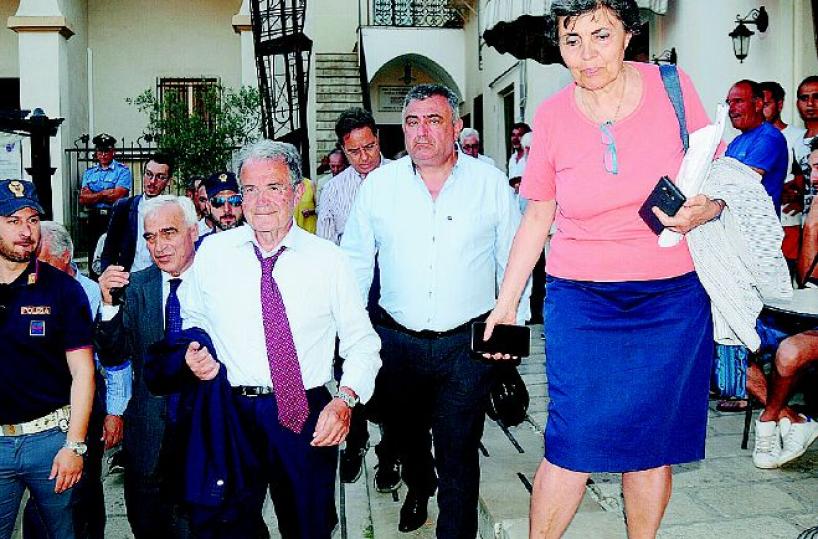 Prodi racconta il suo don Tonino «È stato il mio parroco a Bologna»