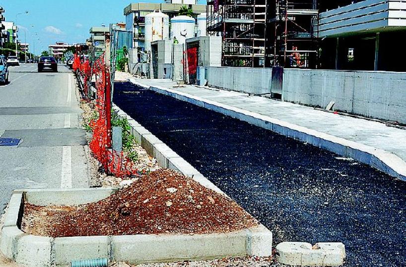 «Quella mini pista ciclabile pericolosa per pedoni e auto»