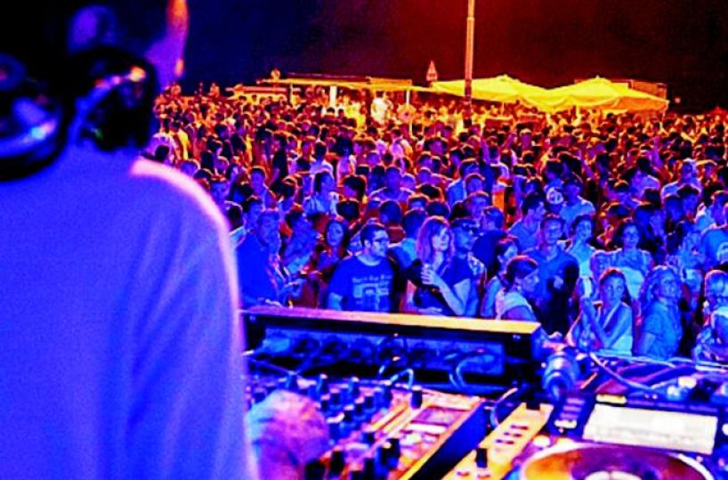 Movida molesta, i residenti denunciano nota discoteca