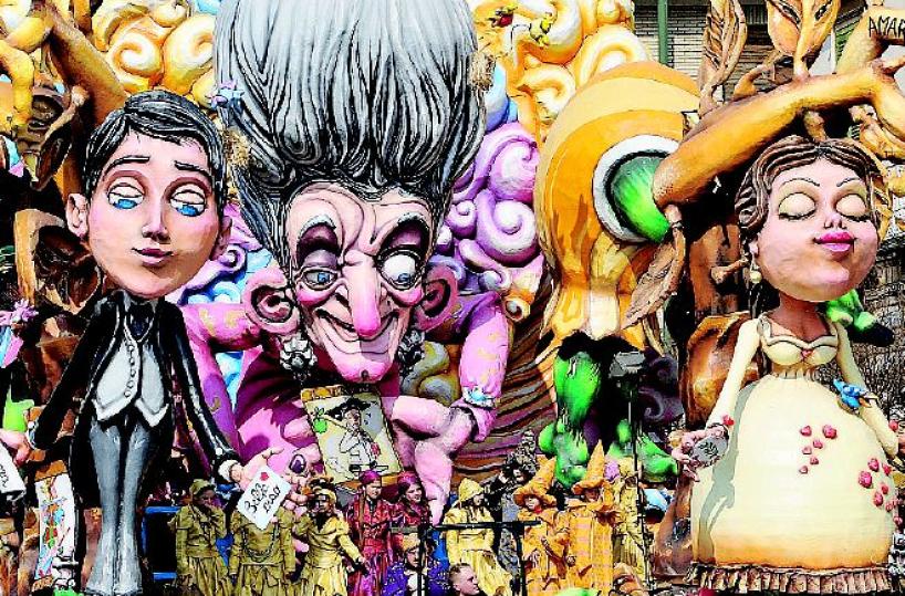 Carnevale, Puglia in festa sfilate di carri e maschere