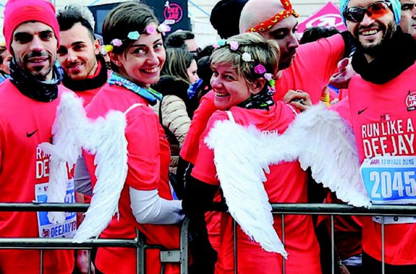 Serpentone  di maglie rossealla Deejay Ten