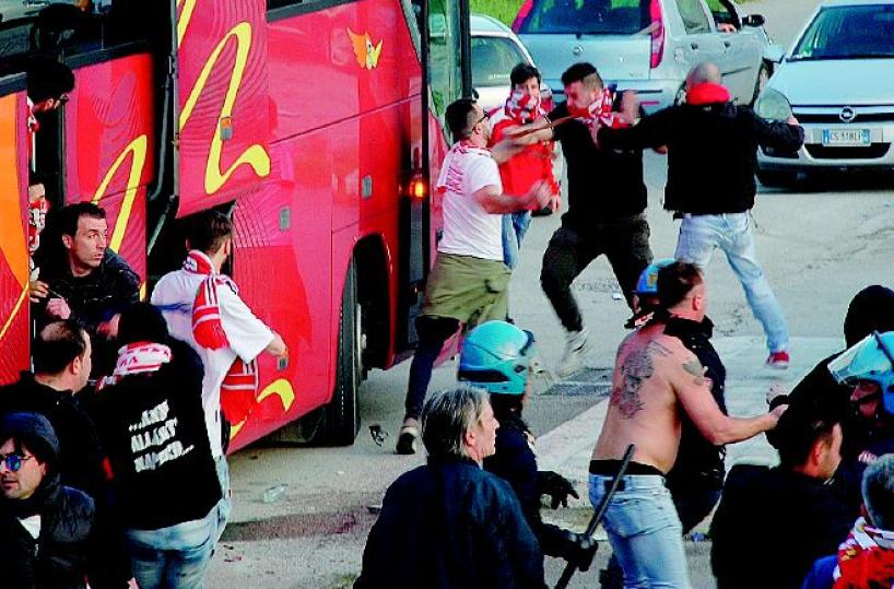 incidenti Fratelli coltelli, cinque arresti dopo la gara Barletta-Altamura