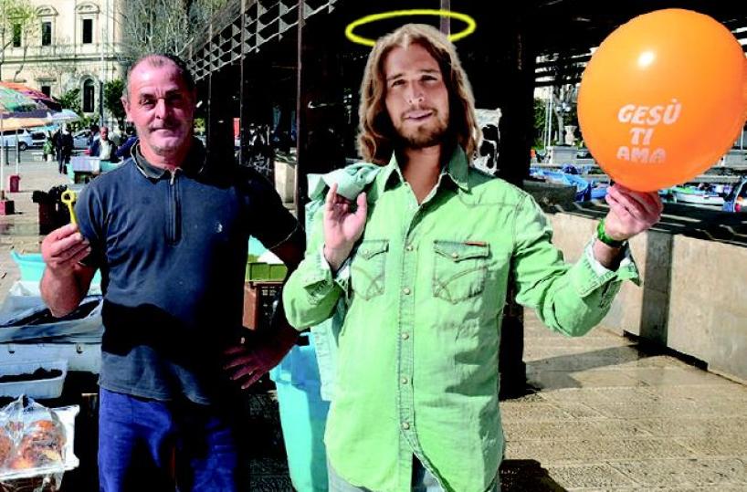 A Bari Gesù veste jeans tra i pescatori della «Lanza»