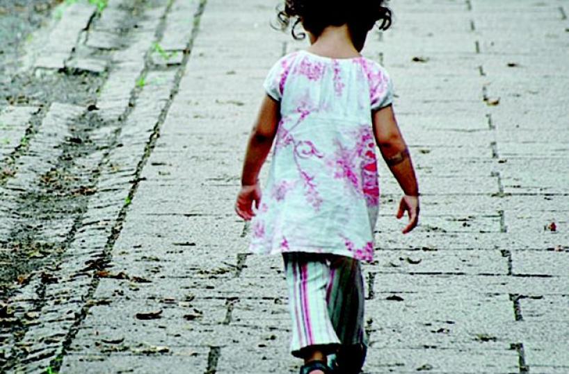 Bimbo di 4 anni esce da scuola nessuno se ne accorge ed è bufera